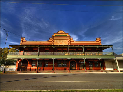 Broardway Hotel - Junee - NSW SQ (PBH3 00 17105)